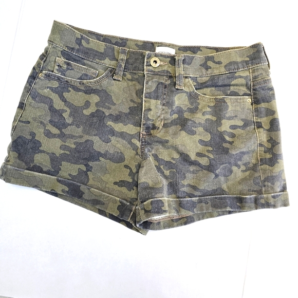 Sneak Peek Women's Green Camo Rolled Cuff Shorts Size Medium - Picture 1 of 7